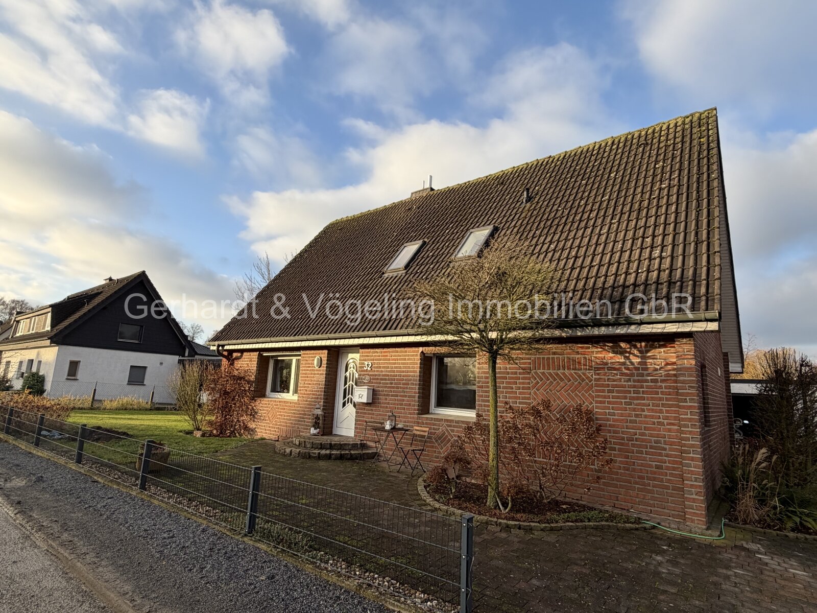 Sofort beziehbar: Großzügiges Haus mit Kamin und zusätzlicher Bebaubarkeit Sofort beziehbar: Großzügiges Haus mit Kamin und zusätzlicher Bebaubarkeit